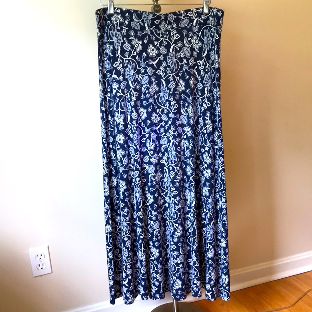 Westport Sz L Skirt in Navy with Blue and White Flowers, 95% Rayon, 5% Spandex